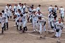 試合開始前のあいさつを終え、ベンチに戻る江津・浜田水産合同チームの選手たち＝１３日、松江市営野球場