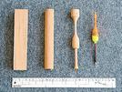 宗うきの製作過程。角材を削った後、重りを埋め込み、塗装して完成となる