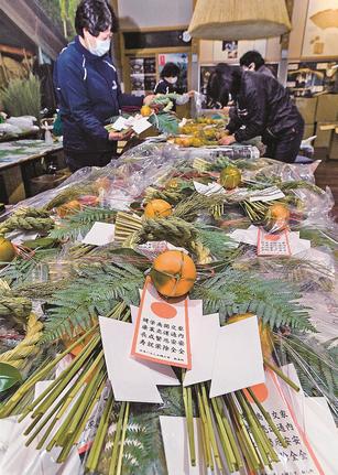 正月用しめ飾りを作る組合員ら＝島根県飯南町花栗、町大しめなわ創作館