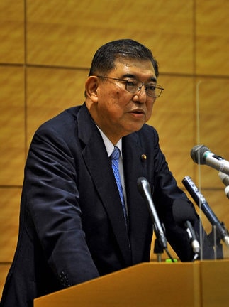 自民党総裁選で河野太郎行政改革担当相への支持を表明する石破茂元幹事長＝東京・永田町、国会