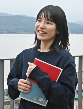 松江の思い出を話す生越千晴さん＝松江市末次町、松江市役所