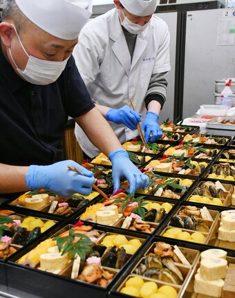 彩りよく食材を詰める料理人＝松江市東出雲町揖屋、京らぎ