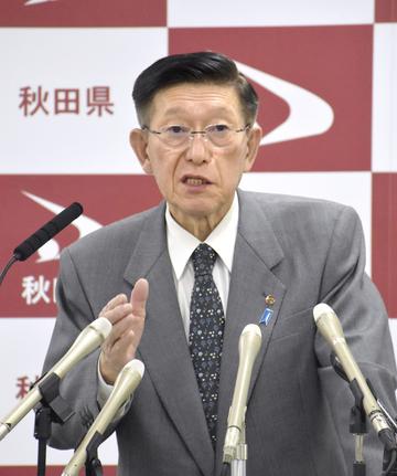 記者会見する秋田県の佐竹敬久知事＝９日、秋田県庁