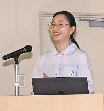 自由に発想したアイデアを発表する生徒=松江市大輪町、山陰教員研修センター