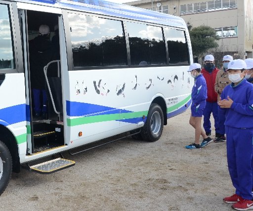 コウノトリをあしらった市民バス＝雲南市大東町仁和寺、市立西小学校
