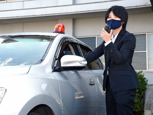 捜査車両の無線でやりとりする崎岡小夏巡査長＝松江市平成町