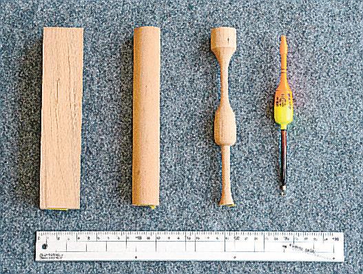 宗うきの製作過程。角材を削った後、重りを埋め込み、塗装して完成となる