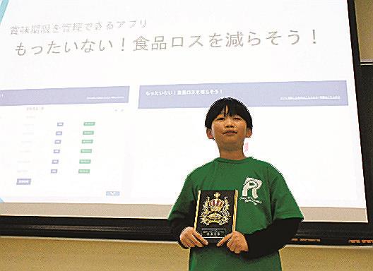 優勝した俵恵太君＝松江市西生馬町、松江工業高等専門学校