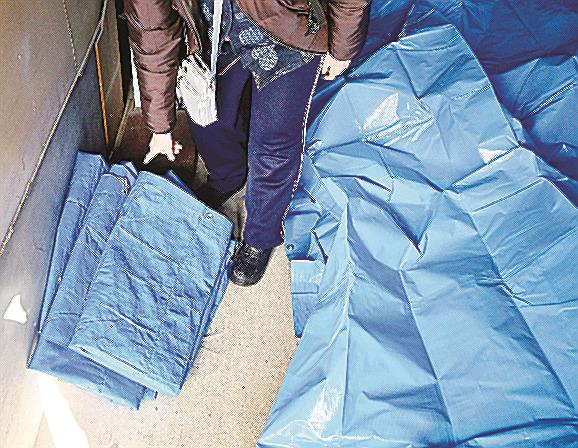 石川県七尾市の女性が業者から高値で売りつけられたブルーシート（左）と、市役所で配布されたブルーシート＝１月１１日、七尾市