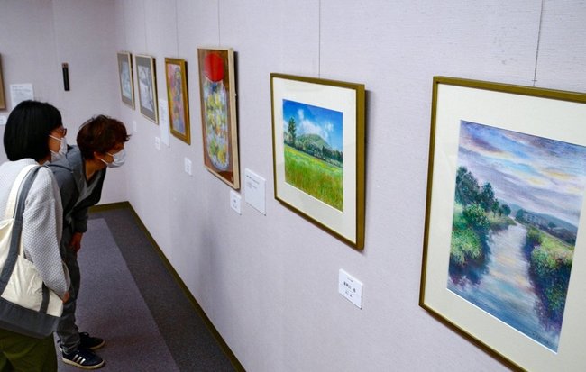 多彩な技法で創作された作品に見入る来場者＝鳥取県日南町霞、同町美術館