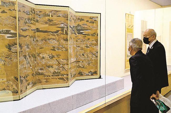 「洛中洛外図屏風」（歴博甲本）を鑑賞する来場者＝益田市乙吉町、市立雪舟の郷記念館