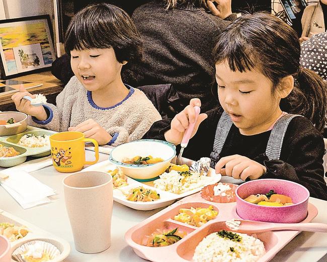 地域食堂で振る舞われたランチを味わう子ども＝浜田市下府町、ｈａｍａｉｒｏ