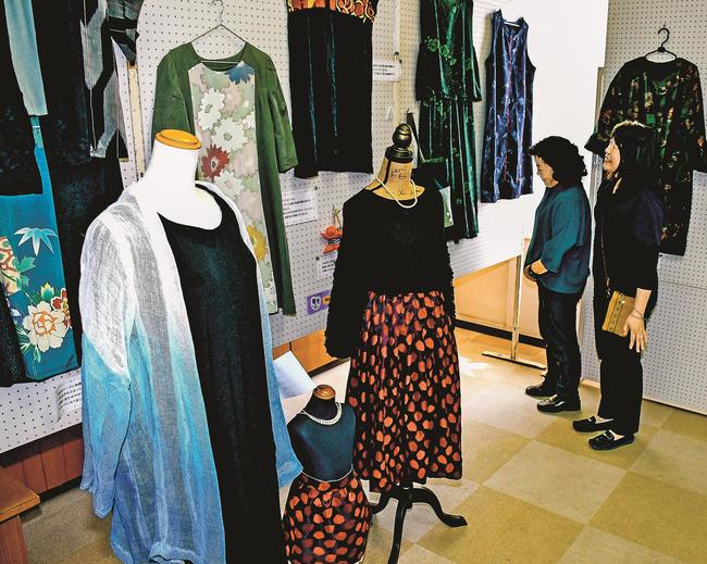 着物を仕立て直した作品の展示を確認する関係者＝島根県奥出雲町三成、三成中央公民館