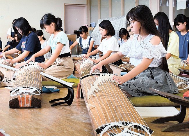 演奏会前の最後の練習をする受講生＝松江市堂形町、城西ニコニコ交流館