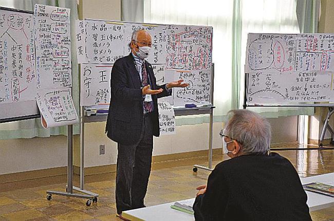 忌部の地名の由来を解説する宍道正年さん＝松江市東忌部町、忌部公民館