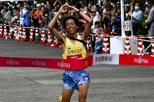 出雲全日本大学選抜駅伝で、富士通のロゴが入ったテープを切ってゴールする選手＝２０２４年１０月１４日、出雲市