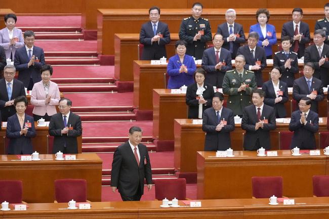 中国全人代の閉幕式に臨む習近平国家主席（手前）＝11日、北京の人民大会堂（共同）
