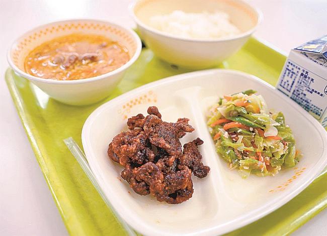 島根県美郷町内の小中学校に提供された猪鹿蝶給食。手前が揚げた鹿肉