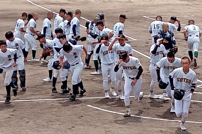 試合開始前のあいさつを終え、ベンチに戻る江津・浜田水産合同チームの選手たち＝１３日、松江市営野球場