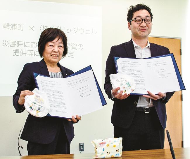 協定書を交わす福本まり子町長（左）とブリッジウェルの筒井訓章共同代表＝鳥取県琴浦町徳万、町役場