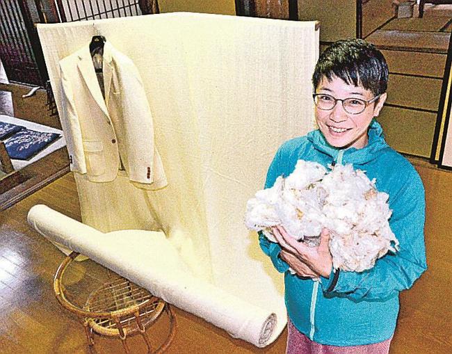 羊毛生地や羊毛を手にする笠木真衣さん