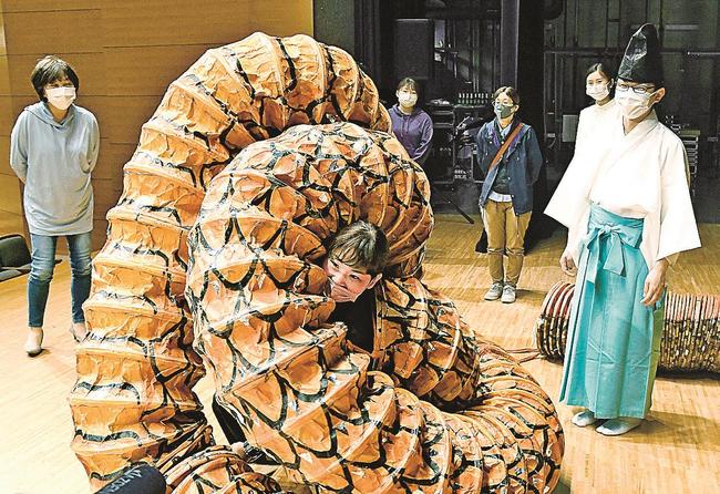 蛇胴を身に着けて動きを体験する舞姫社中のメンバー＝浜田市黒川町、石央文化ホール