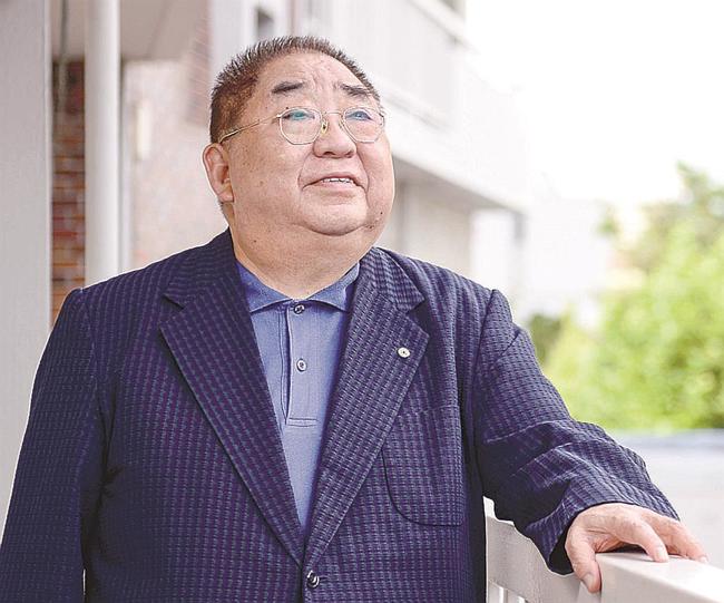 東京都内の仕事場で取材に応じる小林亜星さん＝２０１９年