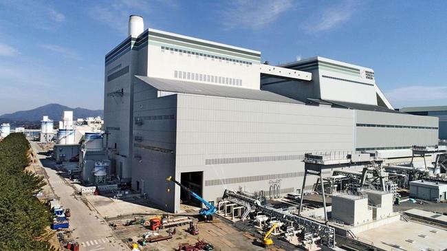 １１月の運転開始を目指して準備が進む三隅発電所２号機＝浜田市三隅町岡見