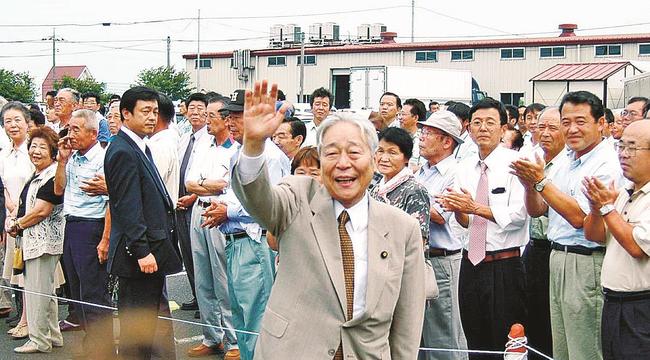 ２００５年８月、衆院選に出馬した竹下亘候補の応援に駆けつけ、支持者らに手を振る青木幹雄氏＝出雲市内