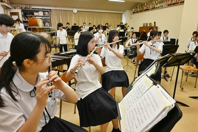 練習に励む出雲一中の吹奏楽部員たち＝出雲市大津町、同校