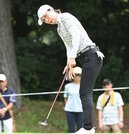  ９番でバーディーパットを放つ李知姫＝2日、大山平原ゴルフクラブ