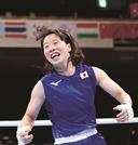 女子フェザー級決勝　フィリピン選手を破って優勝し喜ぶ入江聖奈＝両国国技館