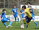後半、ドリブルで切り込むＦＣ神楽しまねのＭＦ高畑智也（右から２番目）＝松江市営陸上競技場