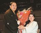断髪後、詩子夫人から花束を受け取る