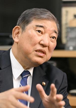 インタビューに答える石破茂氏＝４月