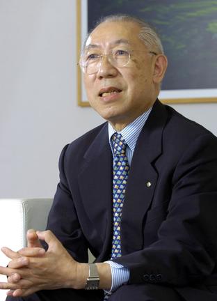 ２００７年５月、インタビューに答える福原義春さん＝東京都内