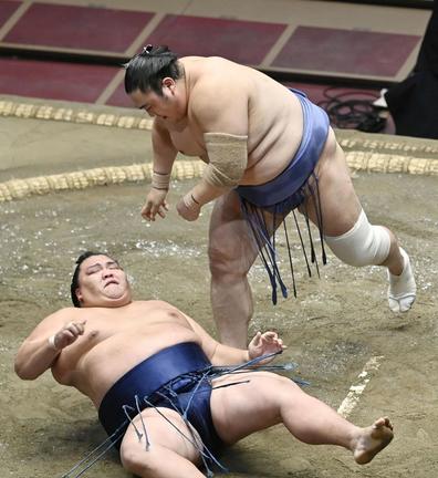 隠岐の海（上）が下手投げで御嶽海を破る＝２５日、両国国技館