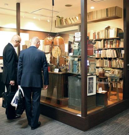 中村元記念館に再現された中村さんの書斎＝松江市八束町波入