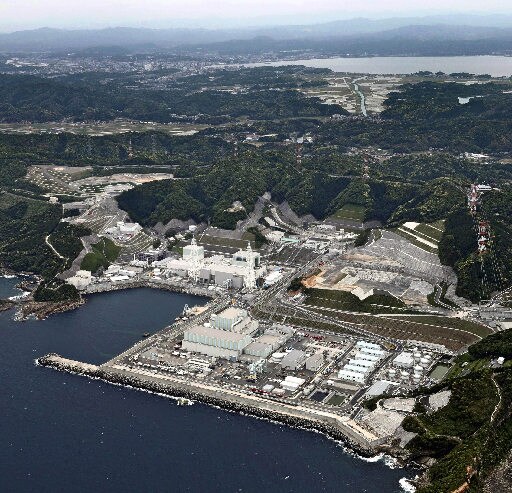 中国電力島根原発２号機（中央）、左は１号機、手前は３号機＝松江市鹿島町片句