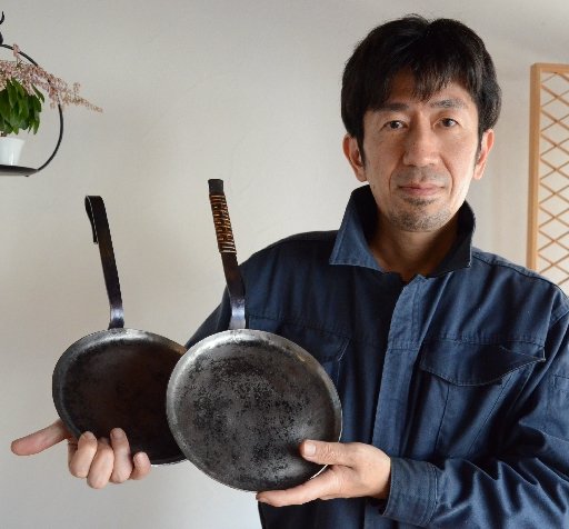 鍛鉄のフライパン「鍛月」。持ち手の違いで「ＭＡＧＥ」（左）と「ＴＵＫＡ」の２種類ある＝安来市広瀬町布部、鍛冶工房弘光