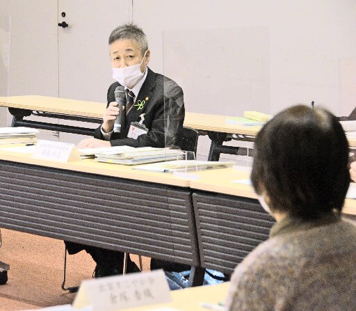 委員と意見交換する市防災安全部の間島尚志部長＝出雲市今市町、出雲市役所