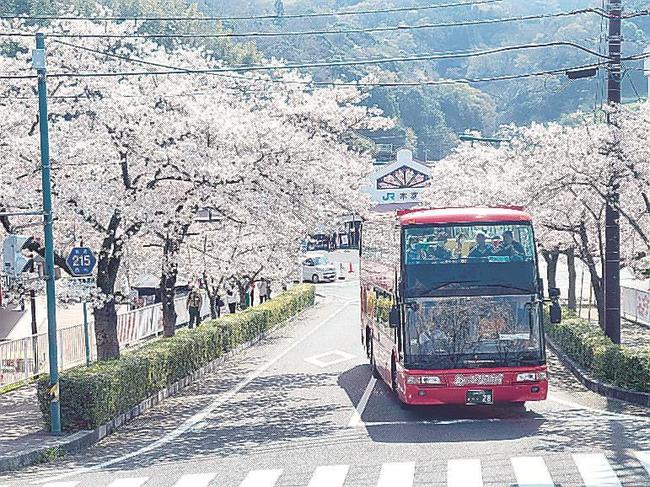 ＪＲ木次駅を出発するオープントップバス（雲南市観光協会提供）