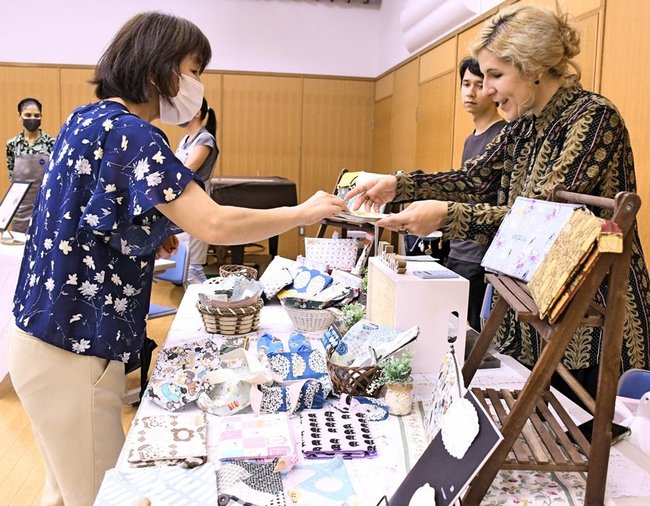 手作りの雑貨などが並び、出店者と来場者が交流したマルシェ＝出雲市今市町、パルメイト出雲