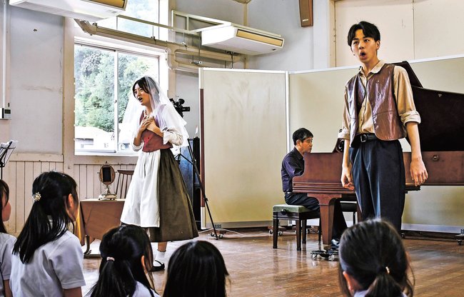 歌劇「フィガロの結婚」の演目を歌う松江プラバ少年少女合唱隊の高校生＝松江市玉湯町大谷、ＴＥＲＲＡＣＥ　ＯＯＤＡＮＩ