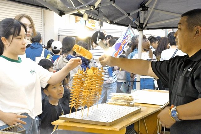 土曜夜市の屋台で買い物をする来場者=松江市天神町