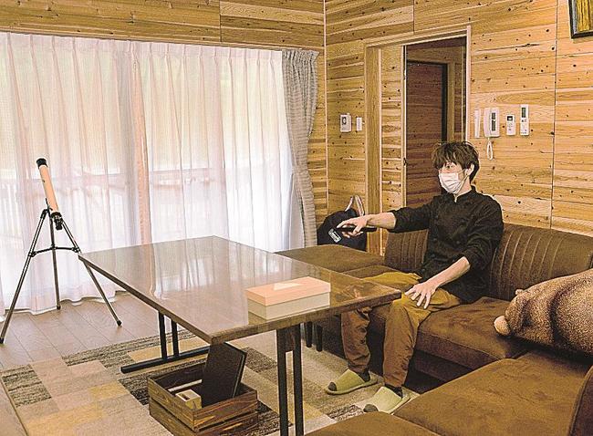 グランキャビンのリビングルーム＝松江市宍道町佐々布、宍道ふるさと森林公園
