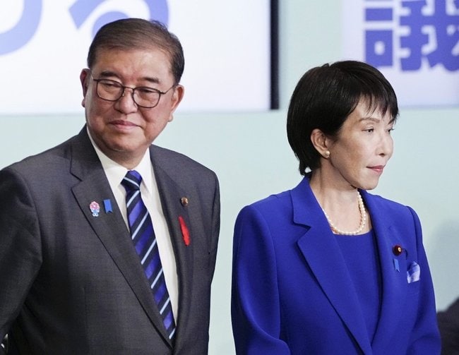 自民党総裁選後の両院議員総会で壇上に並ぶ、高市早苗新総裁（右）と石破茂首相∥４日午後、東京・永田町の党本部