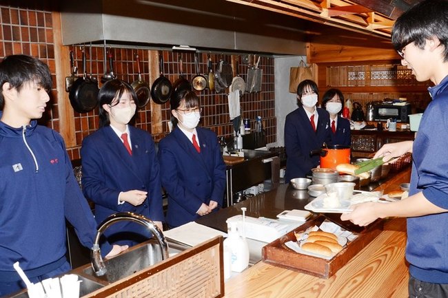 カフェでの配膳方法を確認する生徒会のメンバー＝出雲市今市町、醗酵文化研究所