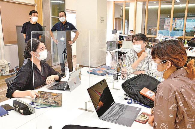 プログラミングに挑戦する女子学生＝松江市朝日町、松江オープンソースラボ