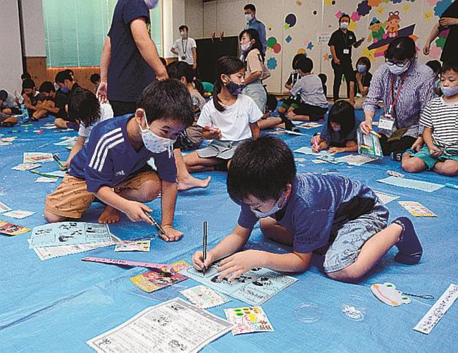 メッセージカードを作る児童＝雲南市加茂町加茂中、加茂交流センター
